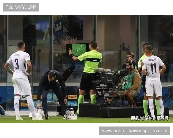 足球主教练沙发上看VAR：从紧张到释然的精彩瞬间